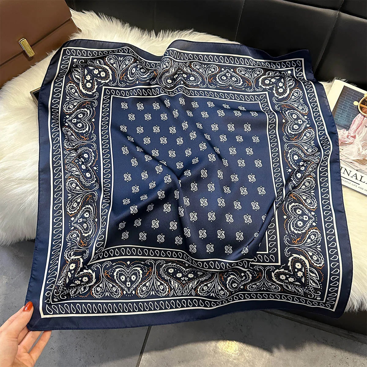 Foulard Carré Femme Motif Paisley – 70×70 cm, Doux & Multicolore MYNELIA