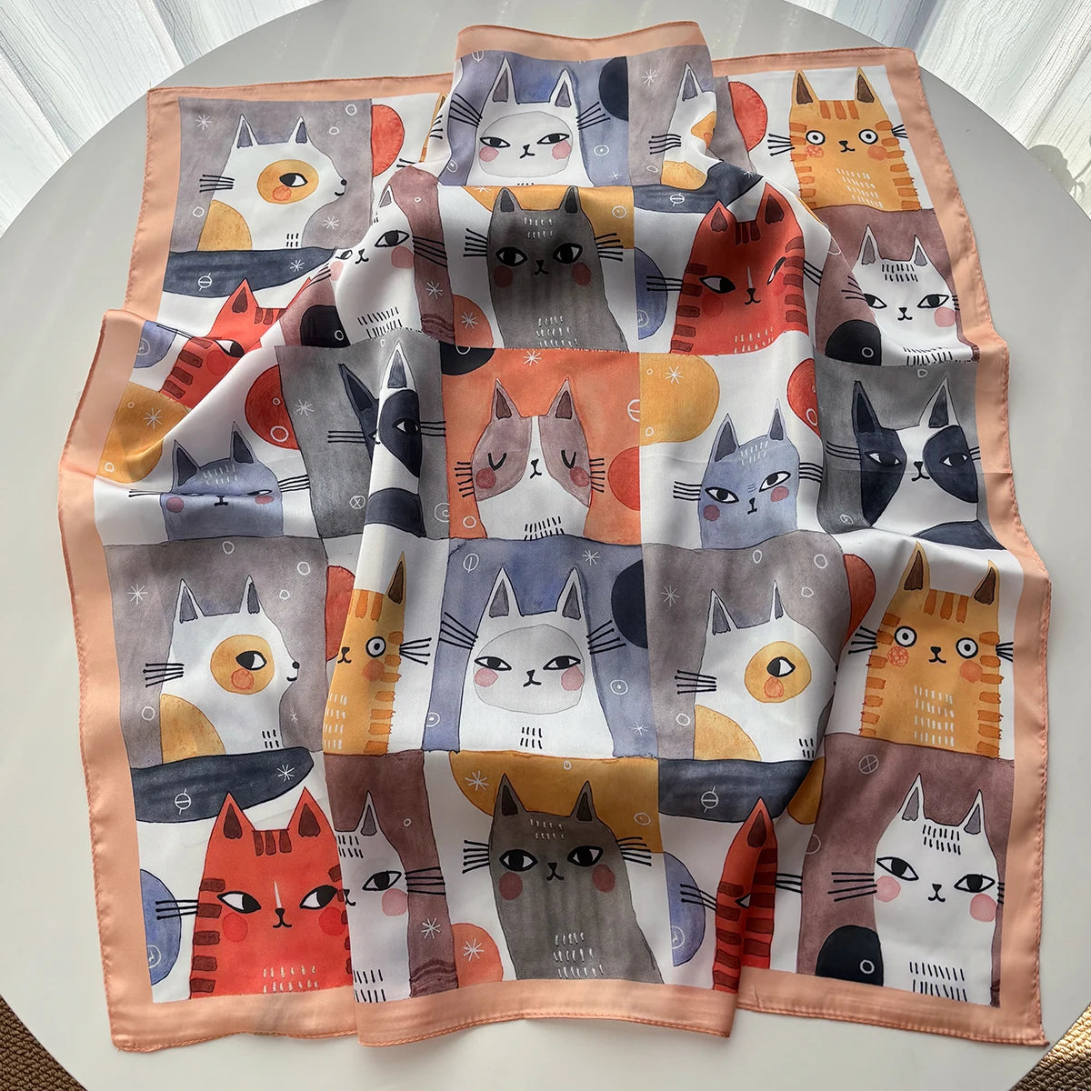 Foulard carré à imprimés chats, aspect satiné – 70 × 70 cm