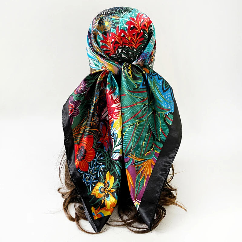 Foulard carré femme en polyester satiné effet soie – Imprimé animalier 90 × 90 cm