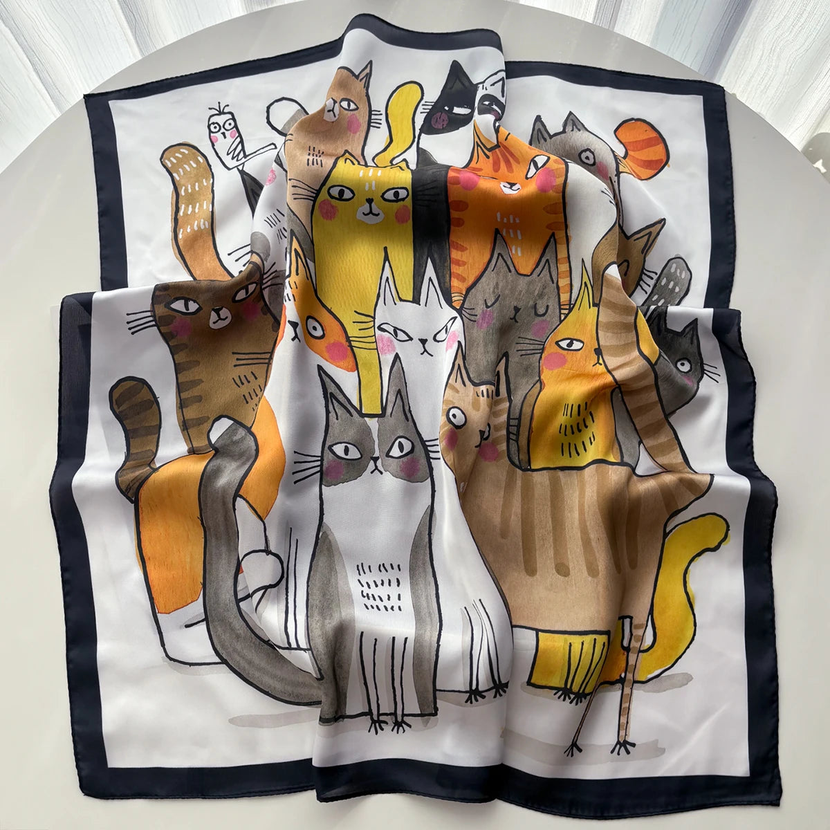 Foulard carré à imprimés chats, aspect satiné – 70 × 70 cm