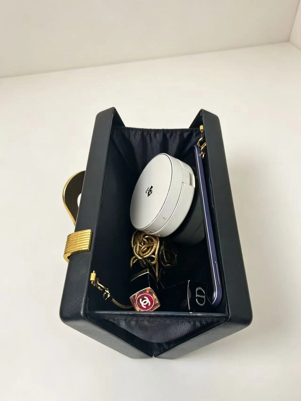 Pochette de soirée femme en simili cuir avec décor métallique