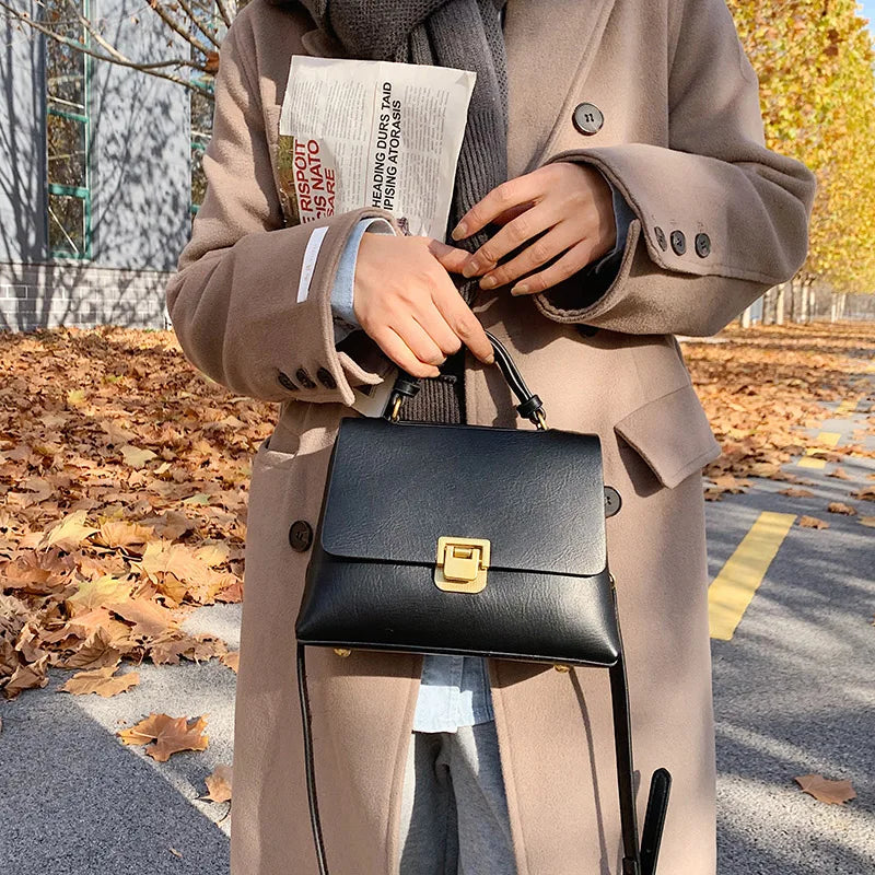 Sac à main vintage–Bandoulière fermoir doré style rétro chic MYNELIA