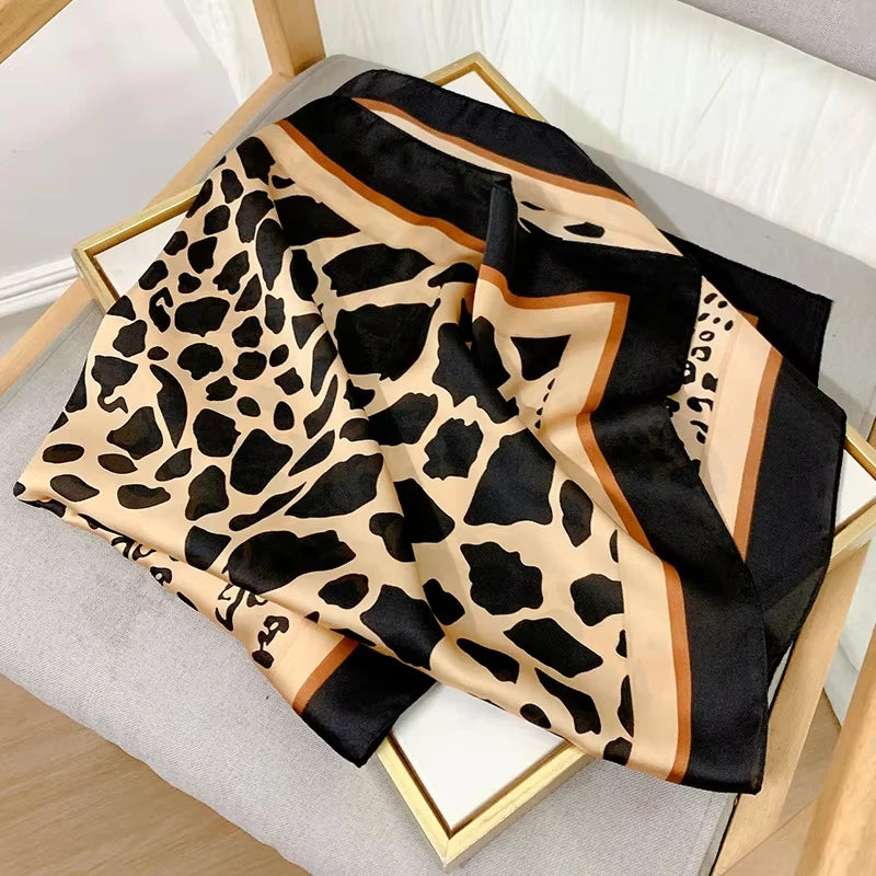Foulard Carré Imprimé Léopard Effet Soie – Léger & Polyvalent