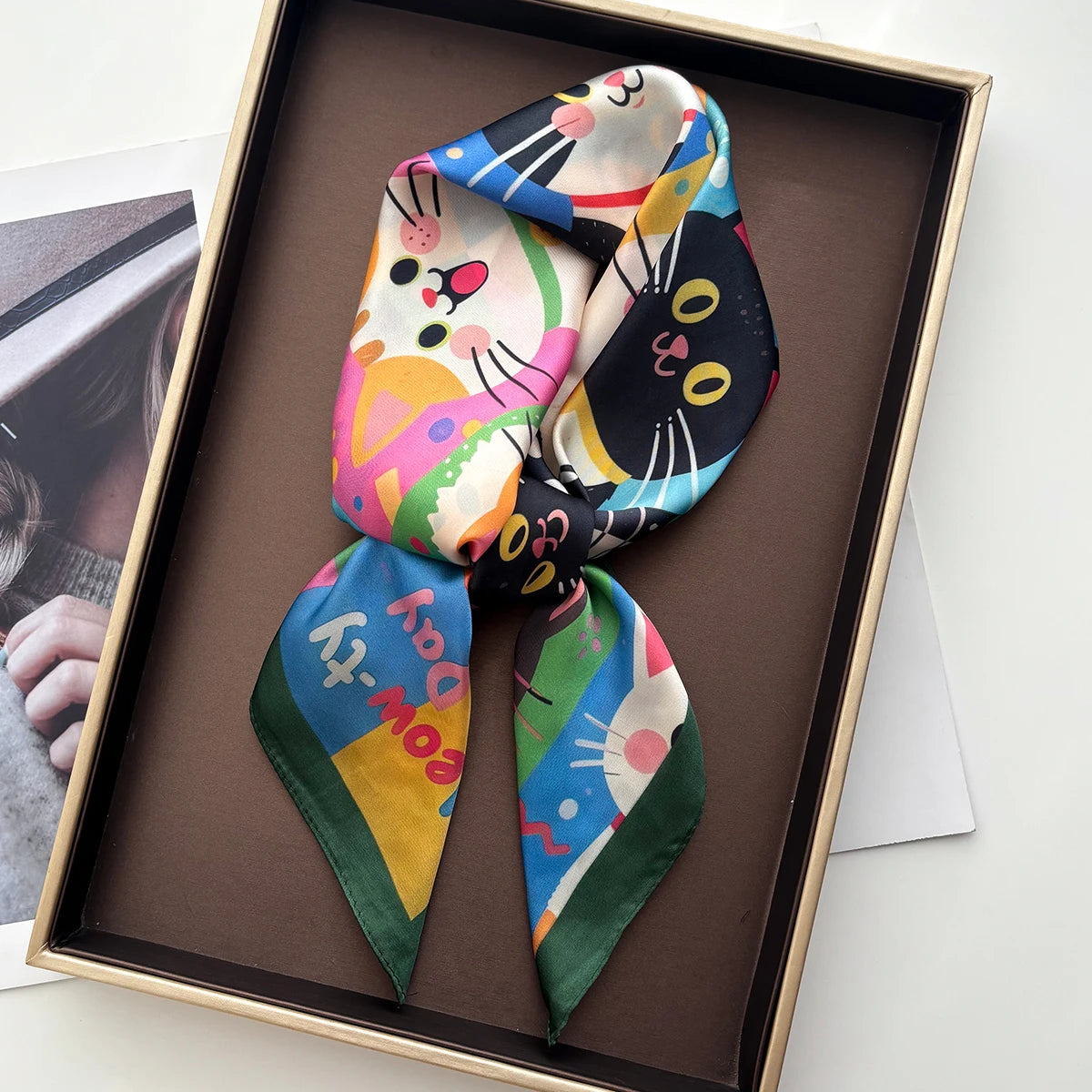 Foulard carré à imprimés chats, aspect satiné – 70 × 70 cm