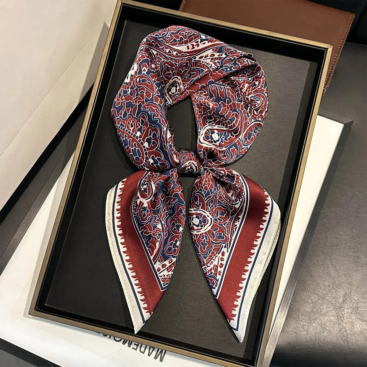 Foulard Carré Femme Motif Paisley – 70×70 cm, Doux & Multicolore MYNELIA