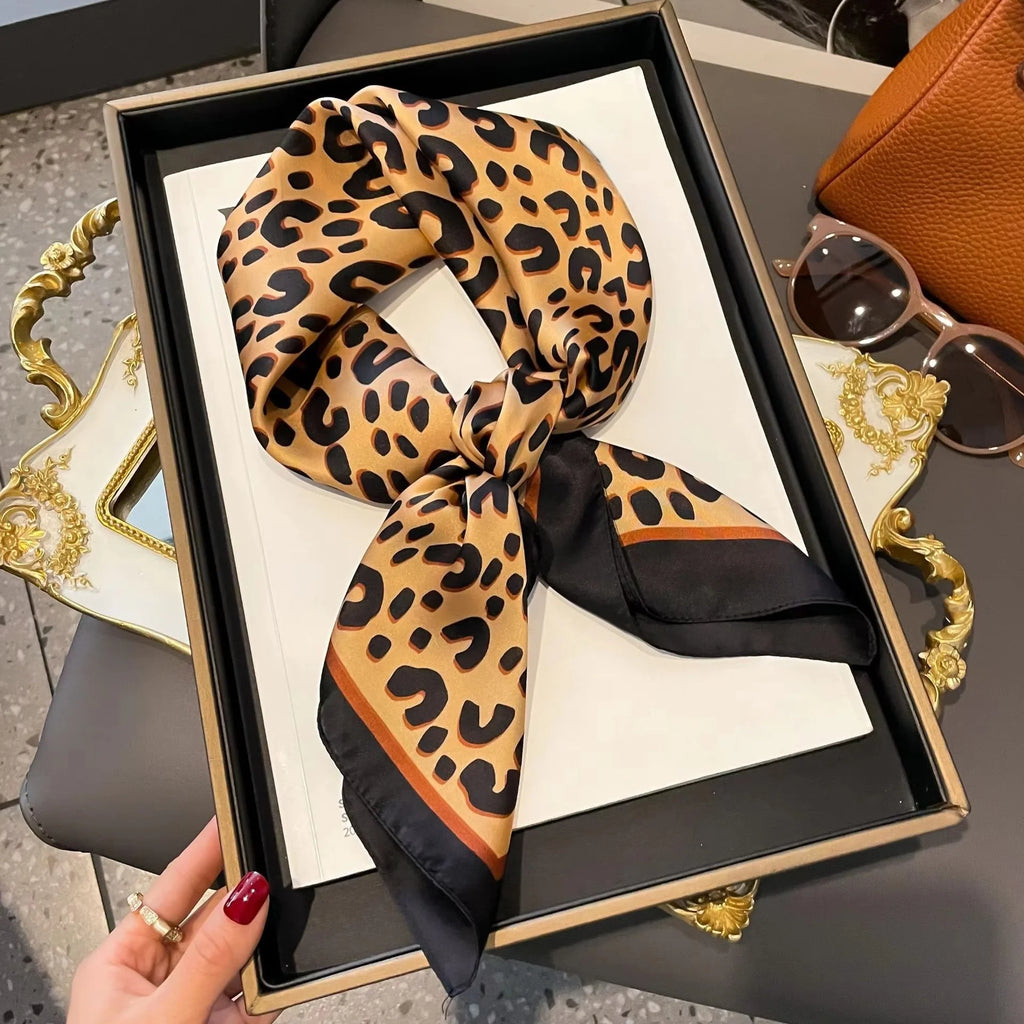 Foulard Carré Imprimé Léopard Effet Soie – Léger & Polyvalent