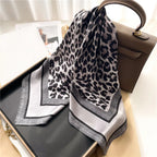 Foulard Carré Imprimé Léopard Effet Soie – Léger & Polyvalent