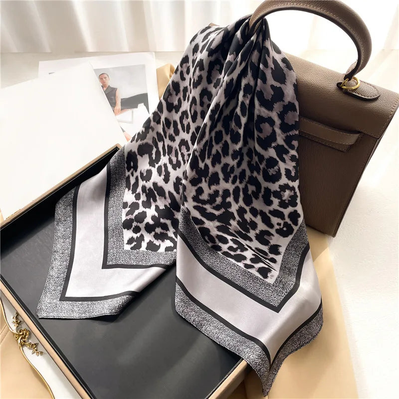 Foulard Carré Imprimé Léopard Effet Soie – Léger & Polyvalent