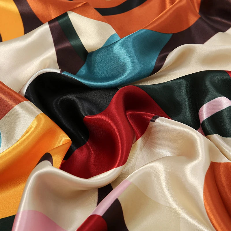 Foulard carré femme en polyester satiné – Motif floral 90 × 90 cm
