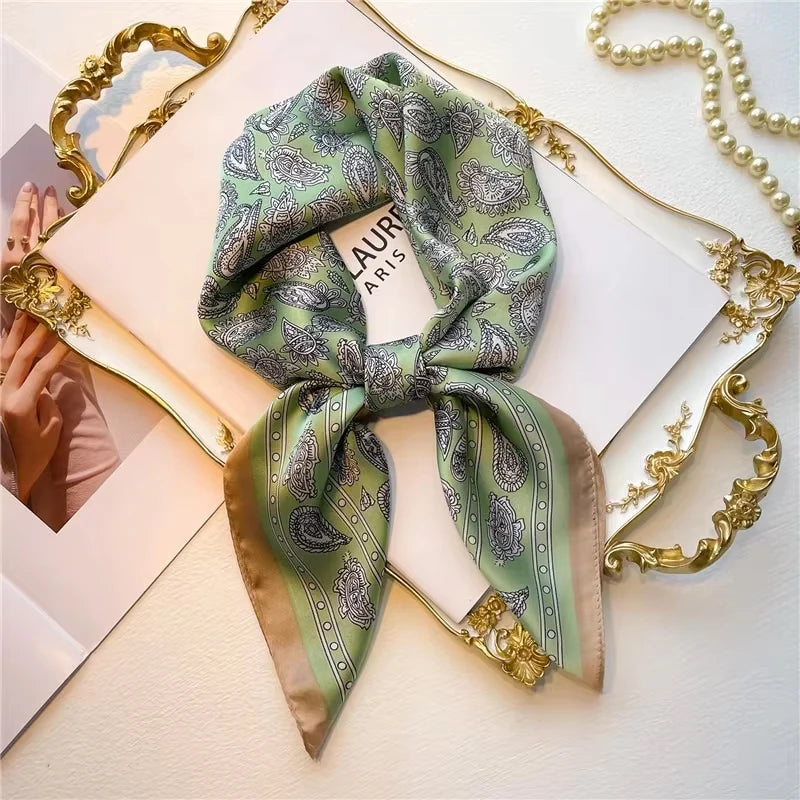Foulard carré satiné en polyester – Orange ornemental ou vert cachemire