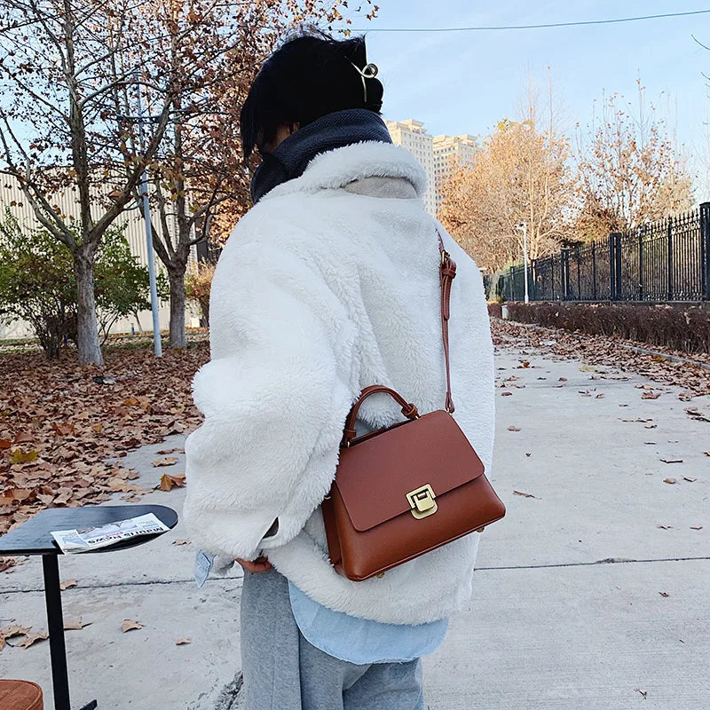 Sac à main vintage–Bandoulière fermoir doré style rétro chic MYNELIA