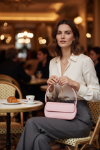 Femme portant le sac rose dans un café parisien