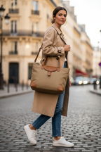 Femme portant le tote bag kaki avec anses camel